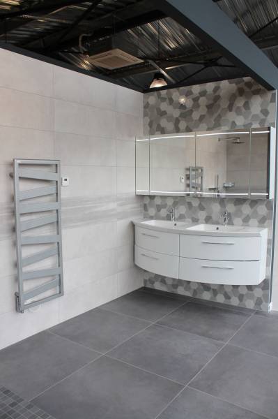 Salle de bain moderne présente sur le showroom Carrelage et bain de A à Z à Libourne près Saint-Sulpice-et-Cameyrac