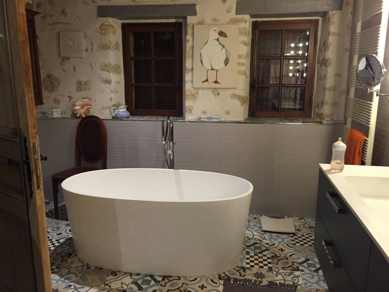 Salle de bain contemporaine avec des imitations carreaux ciment à Saint Seurin sur L'Isle proche Coutras