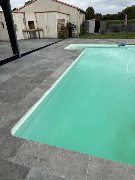 Carrelage tour de piscine imitation béton à Izon, à proximité de Saint-Sulpice-et-Cameyrac