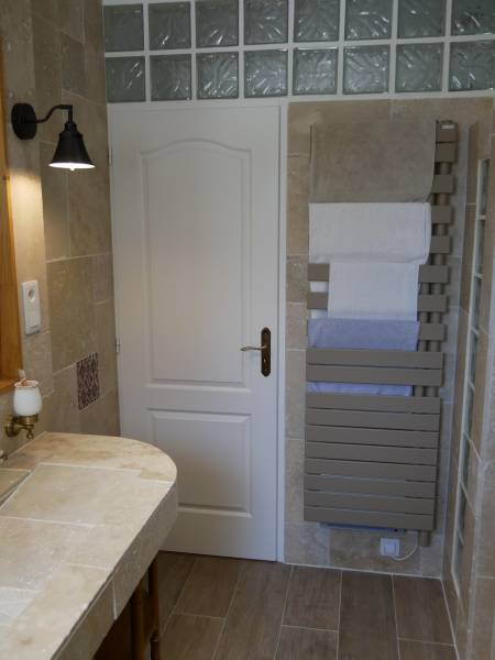Salle de bain en travertin et carrelage imitation bois à Saint denis de pile proche Libourne.