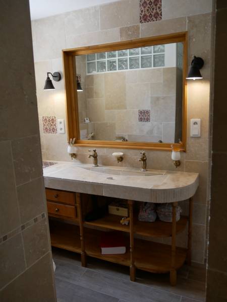 Salle de bain en travertin et carrelage imitation bois à Saint denis de pile proche Libourne.