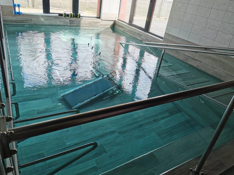 Carrelage effet bois dans une piscine à Libourne proche de la Calinésie