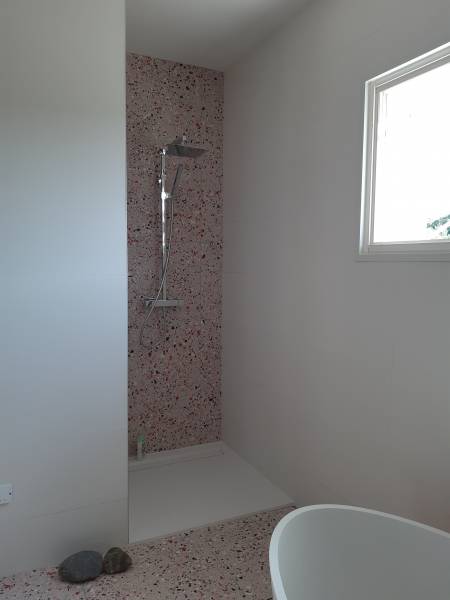 Salle de bain carrelage imitation Terrazzo à Cameyrac proche de Libourne