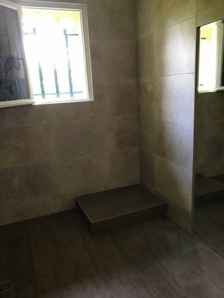 Salle de bain carrelage imitation travertin à Libourne proche de Coutras