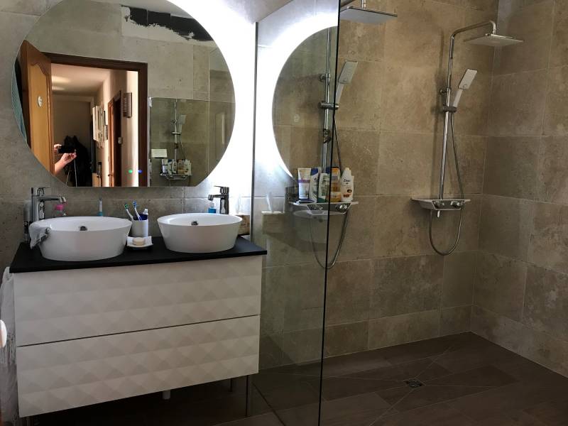 Salle de bain carrelage imitation travertin à Libourne proche de Coutras