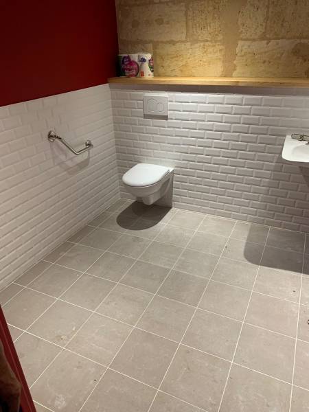 Faïence carrelage métro dans un wc à Saint-Émilion Proche de Libourne