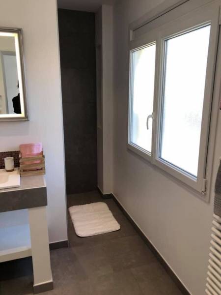 Salle de bain clé en main avec votre magasin Carrelage et bain de A à Z à Saint Seurin sur l’Ilse proche de Coutras