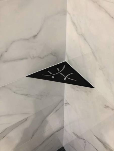 Salle de bain carrelage imitation marbre à Coutras proche de Saint Denis de pile