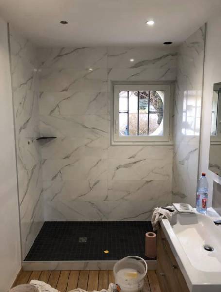 Salle de bain carrelage imitation marbre à Coutras proche de Saint Denis de pile