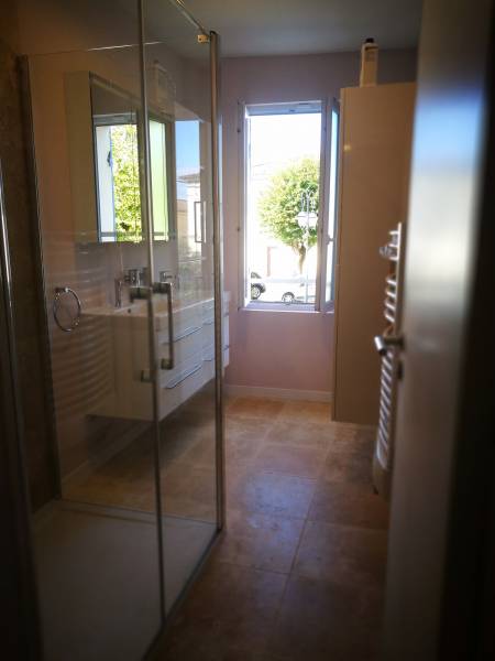 Salle de bain moderne en travertin à Libourne proche Coutras