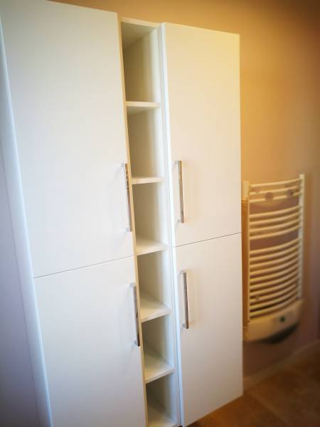 Salle de bain moderne en travertin à Libourne proche Coutras