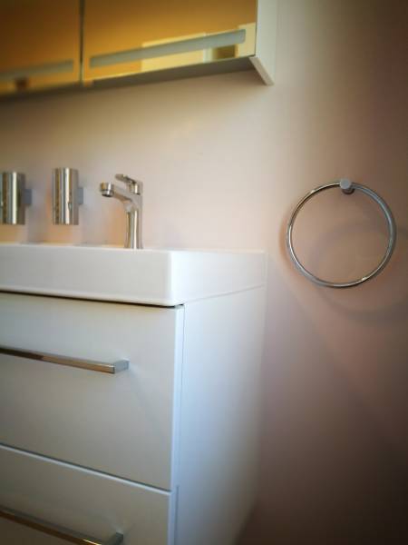 Salle de bain moderne en travertin à Libourne proche Coutras