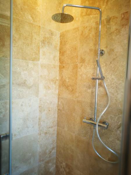 Salle de bain moderne en travertin à Libourne proche Coutras