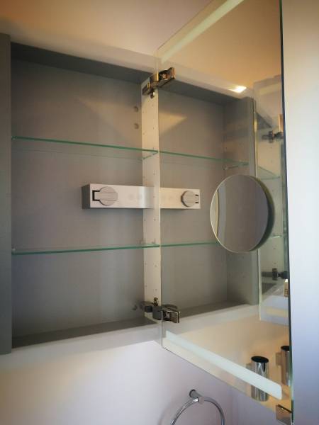 Salle de bain moderne en travertin à Libourne proche Coutras