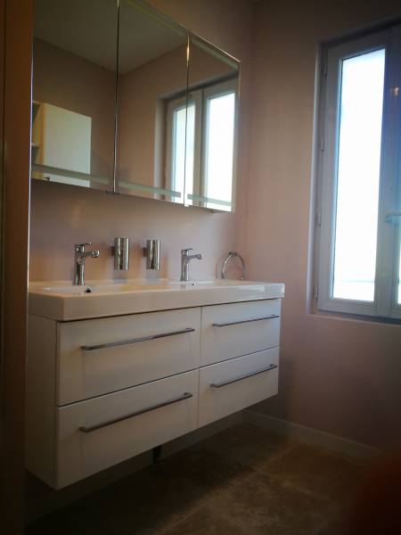 Salle de bain moderne en travertin à Libourne proche Coutras