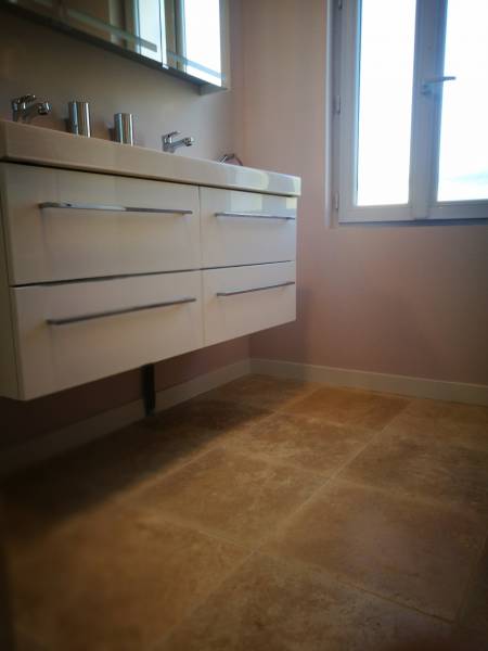 Salle de bain moderne en travertin à Libourne proche Coutras