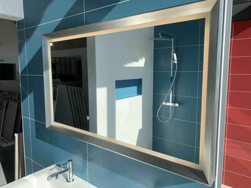 Salle de bain faïence bleu canard en grand format au showroom à Libourne près de Les Billaux