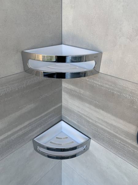 Salle de bain moderne présente sur le showroom Carrelage et bain de A à Z à Libourne près Saint-Sulpice-et-Cameyrac