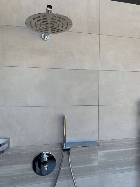 Salle de bain moderne présente sur le showroom Carrelage et bain de A à Z à Libourne près Saint-Sulpice-et-Cameyrac