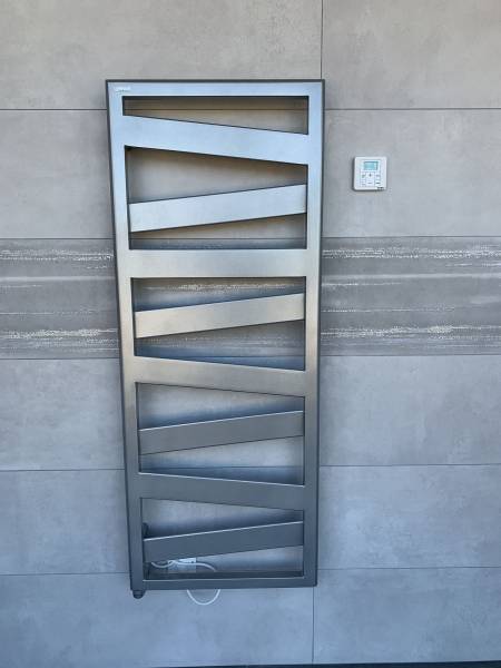 Salle de bain moderne présente sur le showroom Carrelage et bain de A à Z à Libourne près Saint-Sulpice-et-Cameyrac