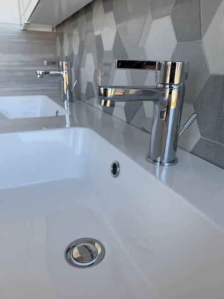 Salle de bain moderne présente sur le showroom Carrelage et bain de A à Z à Libourne près Saint-Sulpice-et-Cameyrac
