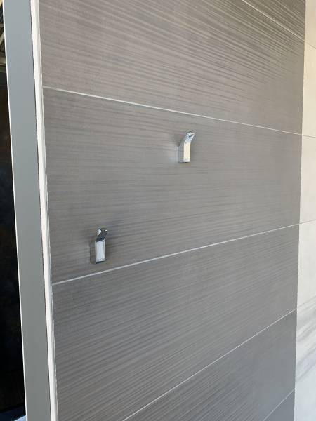 Salle de bain moderne présente sur le showroom Carrelage et bain de A à Z à Libourne près Saint-Sulpice-et-Cameyrac