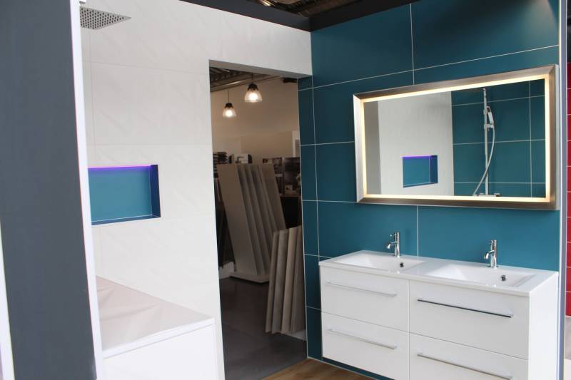 Salle de bain faïence bleu canard en grand format au showroom à Libourne près de Les Billaux