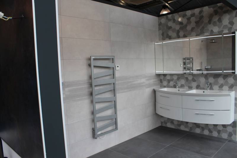 Salle de bain moderne présente sur le showroom Carrelage et bain de A à Z à Libourne près Saint-Sulpice-et-Cameyrac