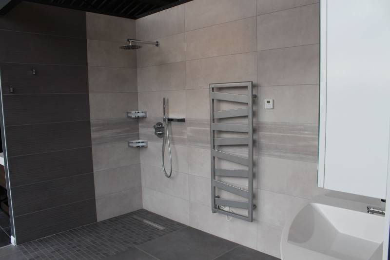 Salle de bain moderne présente sur le showroom Carrelage et bain de A à Z à Libourne près Saint-Sulpice-et-Cameyrac