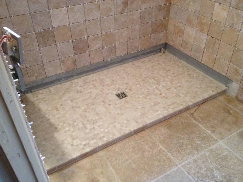 Salle de bain en travertin classique à Libourne