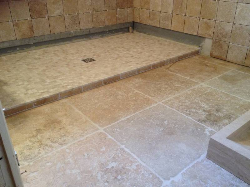 Salle de bain en travertin classique à Libourne