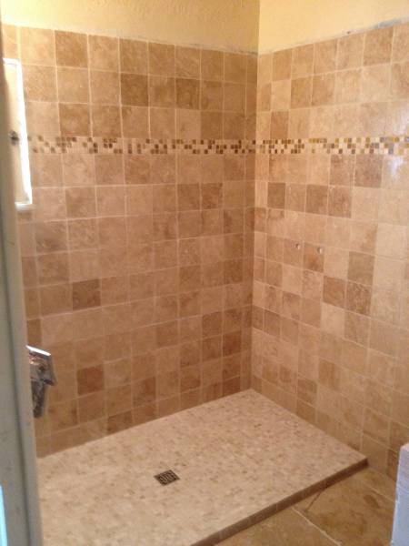 Salle de bain en travertin classique à Libourne