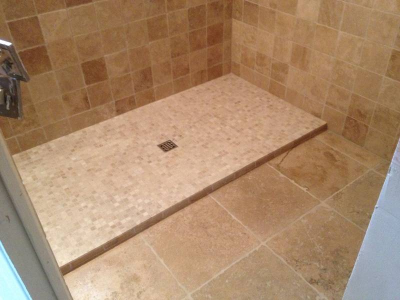 Salle de bain en travertin classique à Libourne