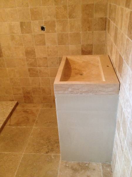 Salle de bain en travertin classique à Libourne