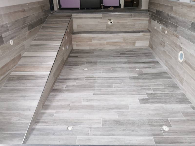 Carrelage effet bois dans une piscine à Libourne proche de la Calinésie