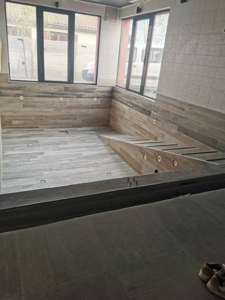 Carrelage effet bois dans une piscine à Libourne proche de la Calinésie
