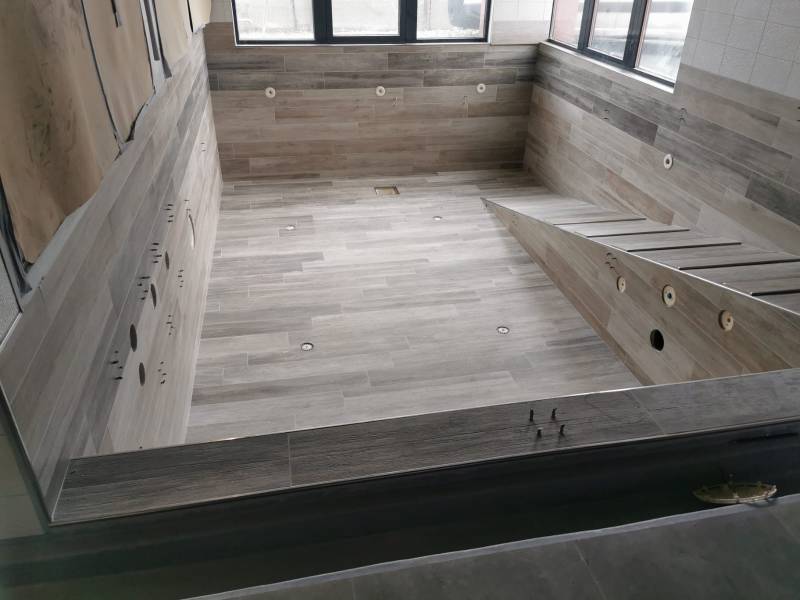 Carrelage effet bois dans une piscine à Libourne proche de la Calinésie