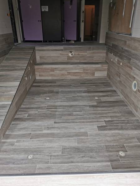 Carrelage effet bois dans une piscine à Libourne proche de la Calinésie