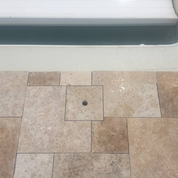 Découpe skimmer de piscine en travertin à Libourne.