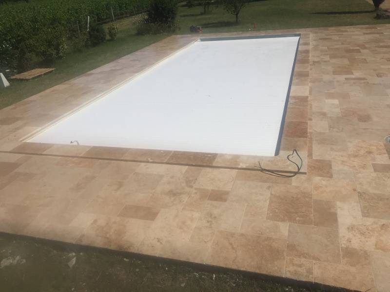 Tour de piscine en travertin opus romain.