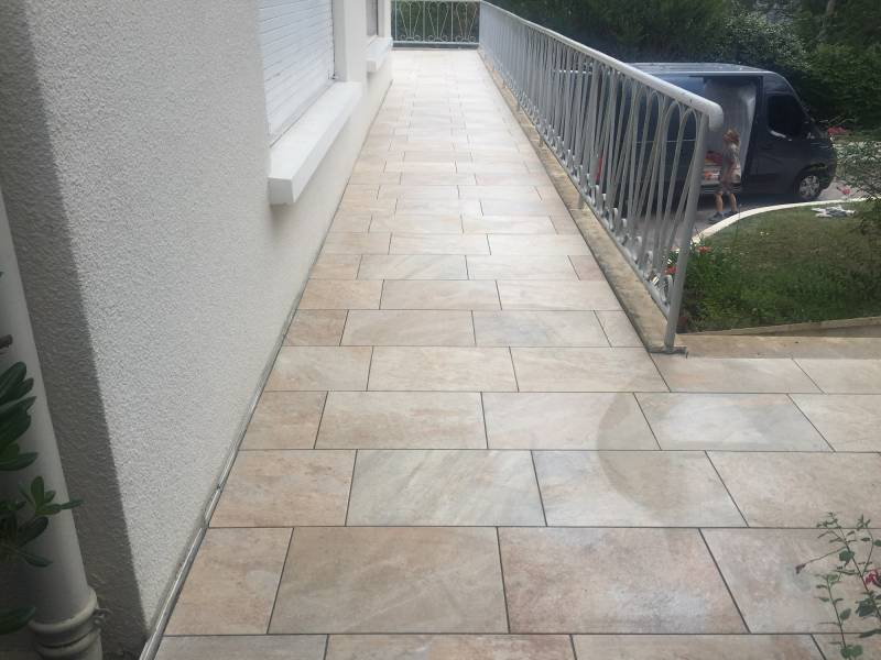 Pose carrelage extérieur imitation pierre sur balcon à Coutras