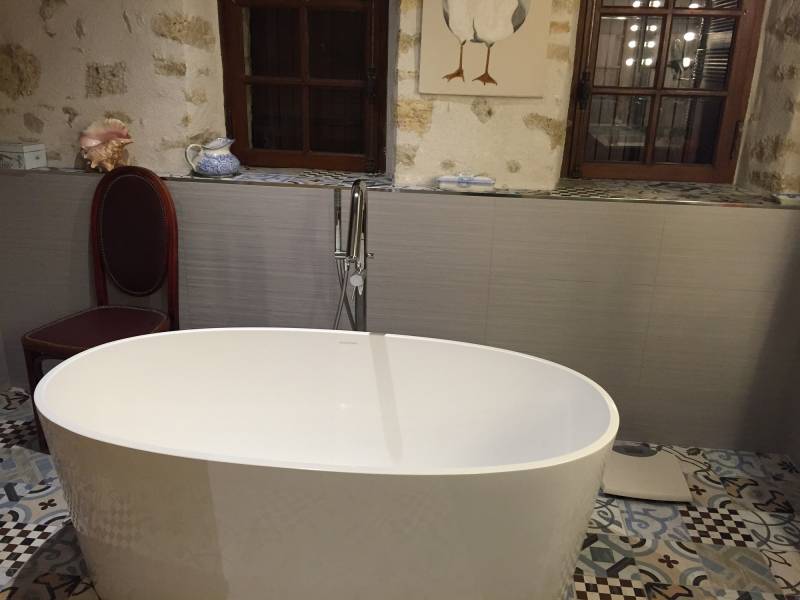 Salle de bain contemporaine avec des imitations carreaux ciment à Saint Seurin sur L'Isle proche Coutras