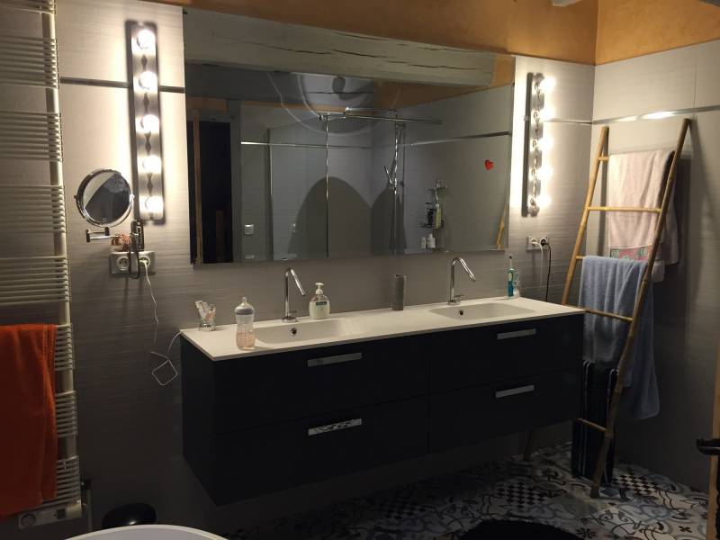 Salle de bain contemporaine avec des imitations carreaux ciment à Saint Seurin sur L'Isle proche Coutras