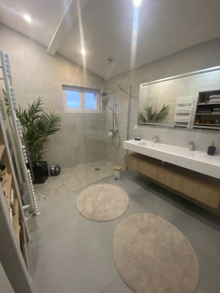 Réalisation d'une salle de bain moderne et naturel avec douche à l’italienne À Vayres proche de Libourne