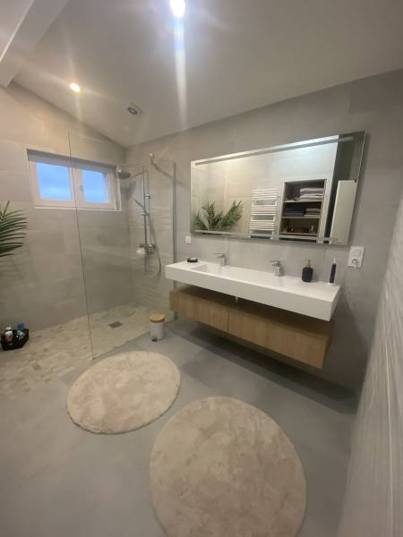 Réalisation d'une salle de bain moderne et naturel avec douche à l’italienne À Vayres proche de Libourne