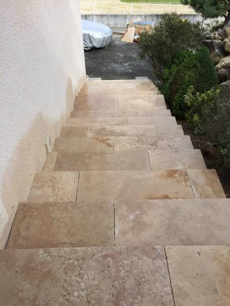 Pose de travertin sur escalier extérieur proche de Créon