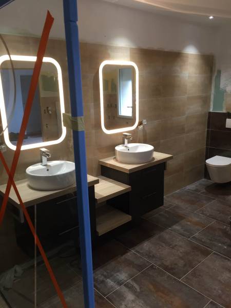 Salle de bain en 3D avec carrelage effet métal à Saint-Emilion proche Pomerol