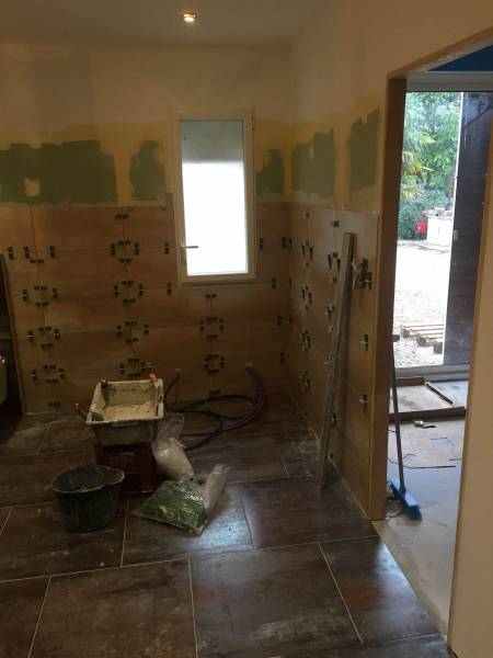 Salle de bain en 3D avec carrelage effet métal à Saint-Emilion proche Pomerol