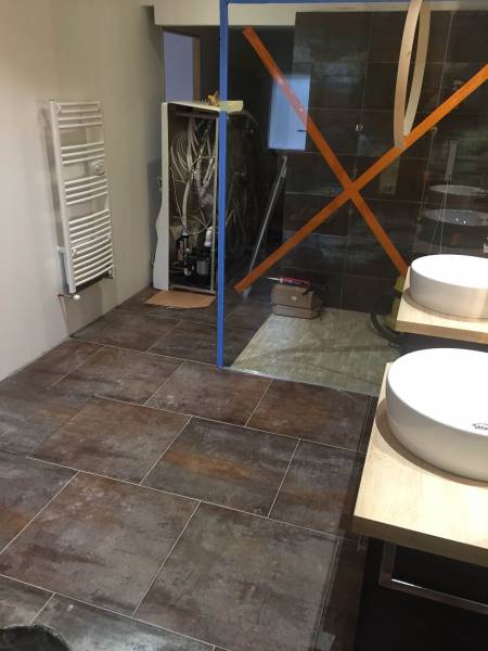 Salle de bain en 3D avec carrelage effet métal à Saint-Emilion proche Pomerol