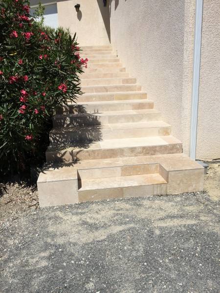 Pose de travertin sur escalier extérieur proche de Créon